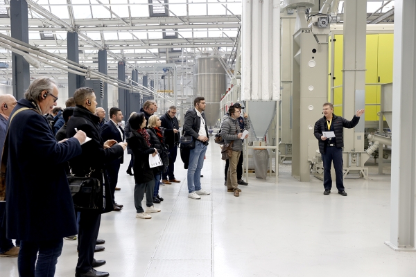 De fabriek werd officieel ingehuldigd op 1 maart 2024 in aanwezigheid van vertegenwoordigers van regionale politiek en de pers. Dr. Peter Mrosik benadrukte de strategische waarde van de investering.